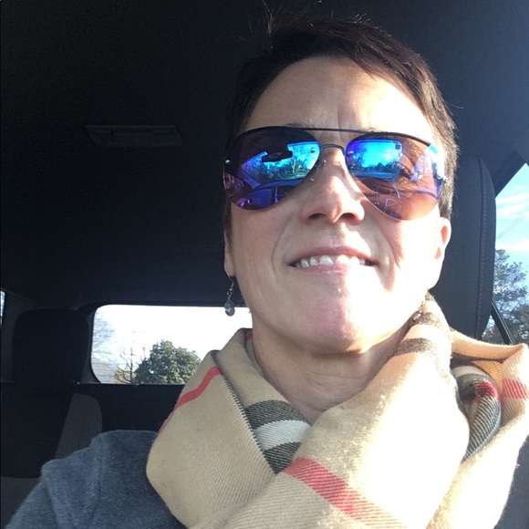 Meet your Posher, Alicia - Picture 2 of 2